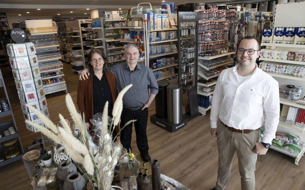 De komst van Ernst van Wijk (r.) en zijn vrouw Annet (niet op de foto) gaf een nieuwe boost aan Klein Warenhuis t’ Kloske in Nederhemert. Elias en Toos (l.) gaan langzaam afbouwen. beeld RD, Anton Dommerholt