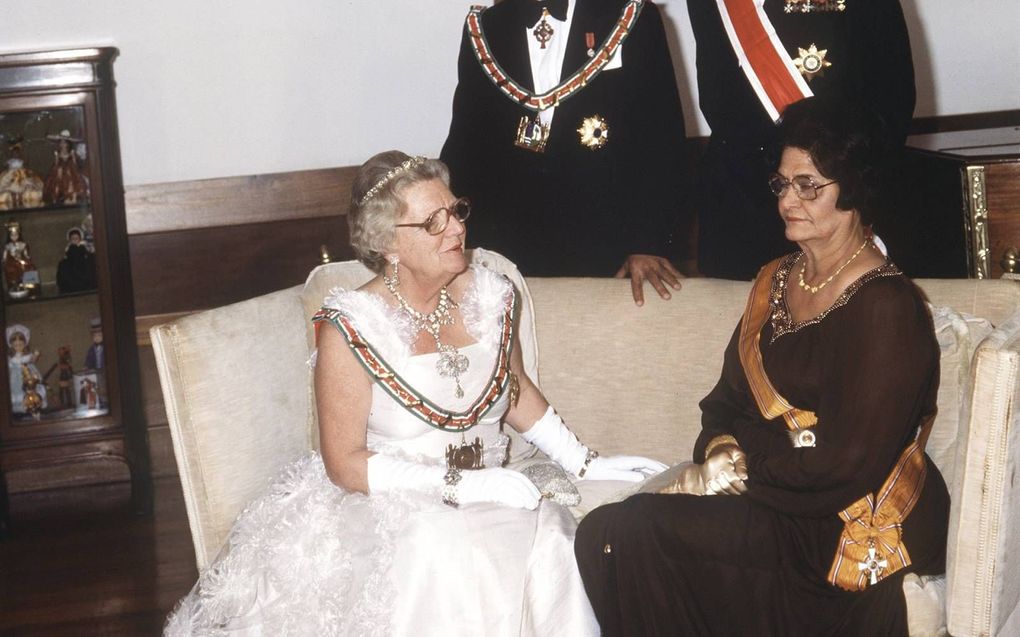 Koningin Juliana met prins Bernhard en het presidentiële echtpaar Ferrier tijdens een staatsbezoek aan Suriname, 1978. beeld Hollandse Hoogte / ANP