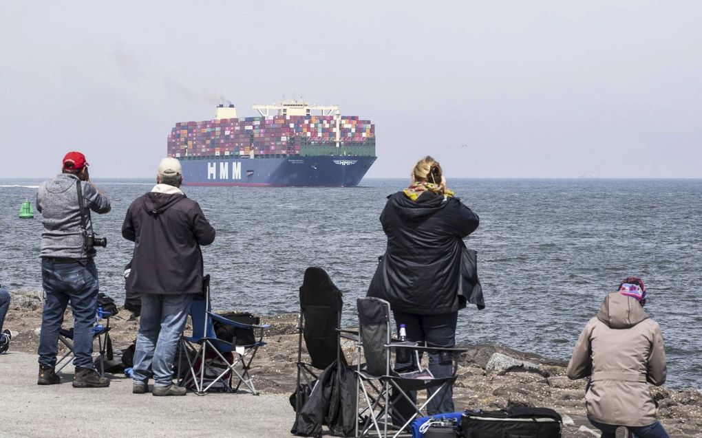 De HMM Algeciras meet 400 meter lang en is 61 meter breed, komt met veel bekijks in de haven van Rotterdam aan. Het duurzaam voortstuwen van zulke enorme zeeschepen is een uitdaging. beeld EPA, Pieter Stam de Jonge