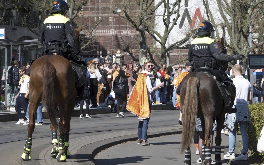 Het Vondelpark werd dinsdag afgesloten wegens grote drukte. Iedereen moest het park verlaten en vervolgens greep de ME in. In heel Amsterdam werden zo’n vijftig mensen aangehouden. Drie agenten raakten lichtgewond. beeld ANP, Evert Elzinga