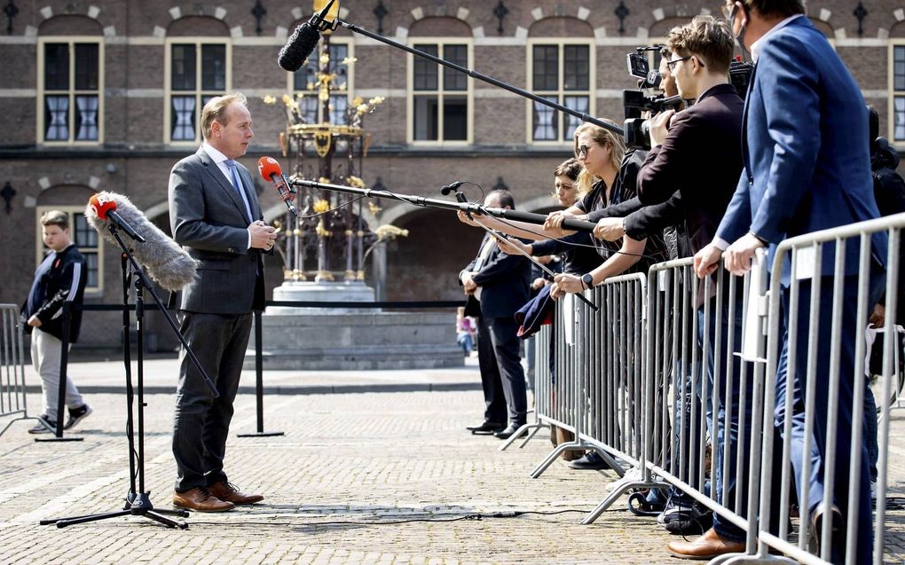 „Onze maatschappij vraagt niet om een verdeelde SGP, maar om een getuigende partij.” Foto: SGP-fractieleider Van der Staaij staat de pers te woord. beeld ANP, Koen van Weel