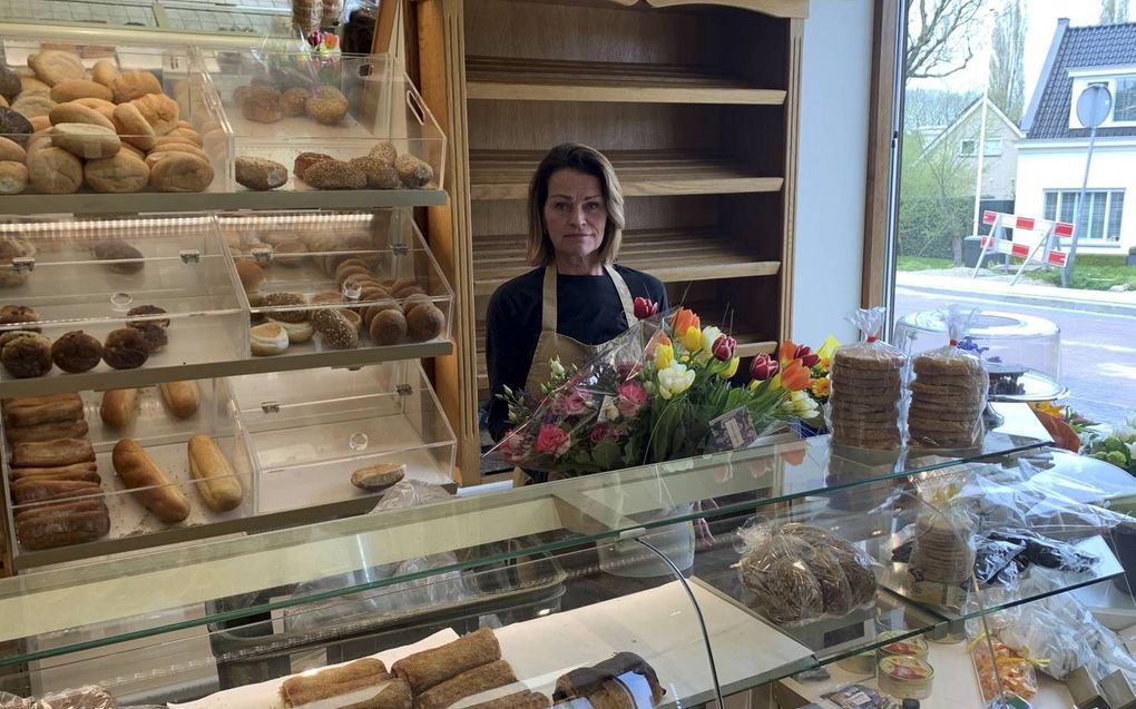 Bakkersvrouw Kim Vos van Bakkerij Van der Linden. De Ridderkerkse winkel werd maandag overvallen. beeld RD