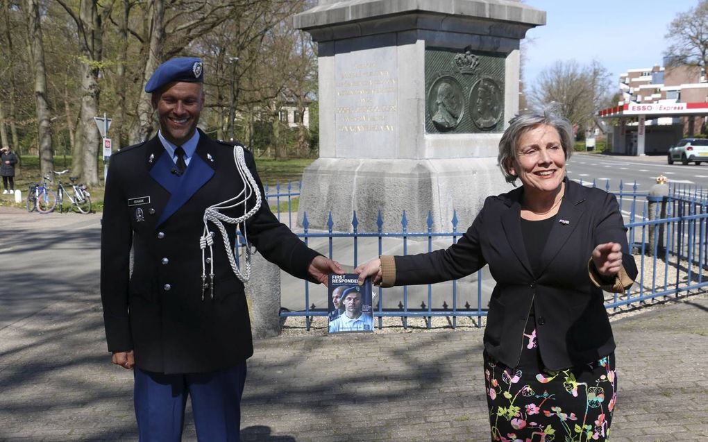 Renaldo Ishaak schreef een boek over wat hij meemaakte als marechaussee. Minister van Defensie Bijleveld nam het maandag in Apeldoorn in ontvangst. beeld Riekelt Pasterkamp