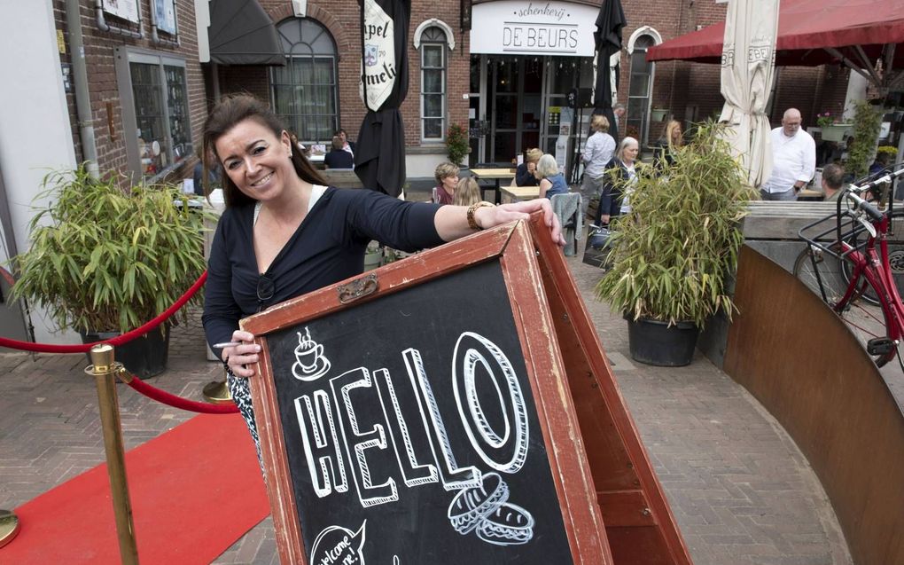 Eigenaresse Isabella De Bruijn heeft lang naar het moment uitgezien dat haar terras weer open mocht. beeld William Hoogteyling