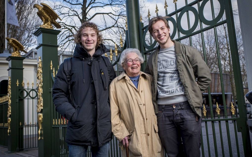 Willemijn Petroff-van Gurp, tijdens de oorlog koerierster voor het verzet, met Jop Bruin (links) en Jelle Braaksma, die een werkstuk over haar schreven. beeld Niek Stam