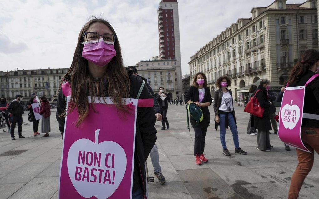 Demonstranten in Turijn uitten onlangs hun onvrede over het herstelfonds. De plannen zouden onvoldoende worden ingezet voor vrouwen, als ondernemers en als werknemers. beeld EPA, Jessica Pasqualon​