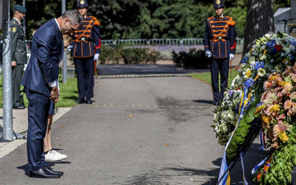 Staatssecretaris Paul Blokhuis (l.) herdenkt de omgekomen militairen in voormalig Nederlands-Indië bij het Nationaal Indië Monument in Roermond. beeld ANP, Jean-Pierre Geusens