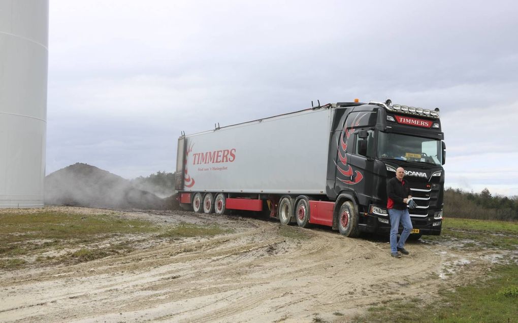 Kees Timmers laat de schuiftrailer mest het land opduwen. beeld Sjaak van den Groep