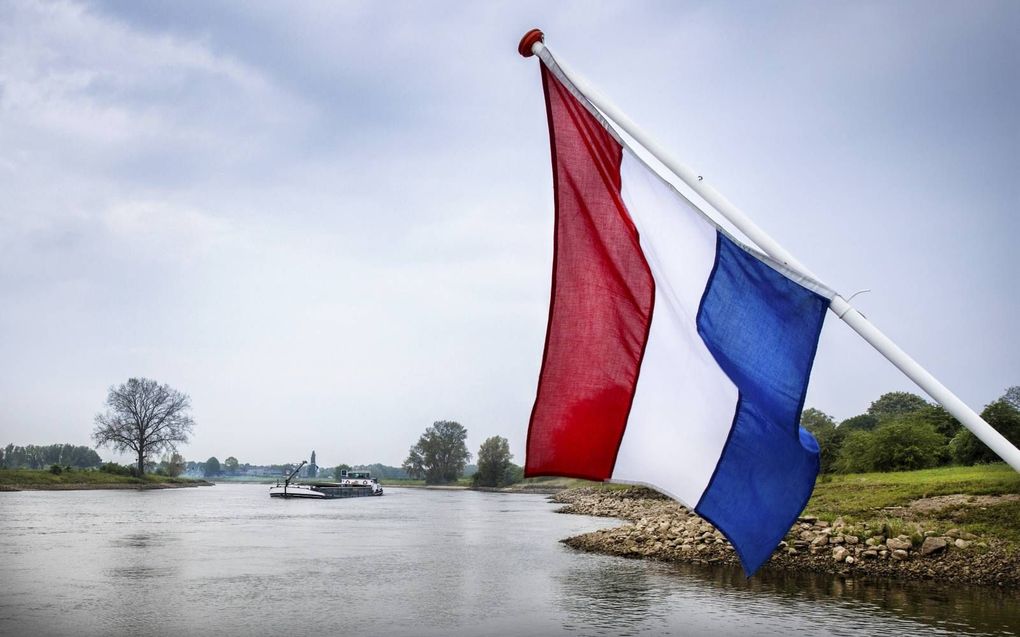 Na de bevrijding kon het roodwitblauw weer fier en vrij worden uitgestoken. Op deze plaats bij Voorst staken Canadese troepen de IJssel over. beeld RD, Henk Visscher