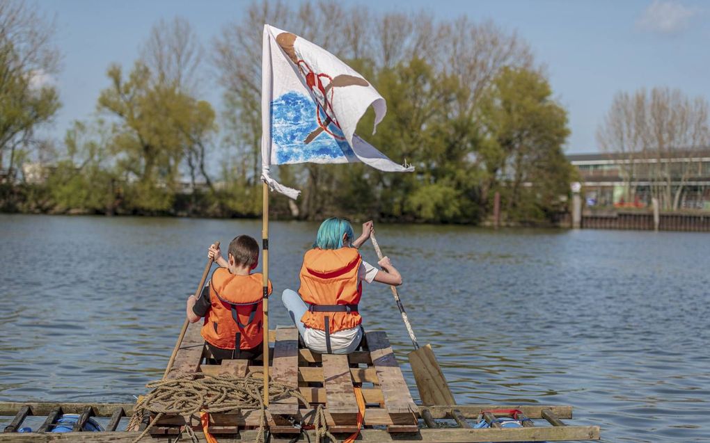 Dordtse basisschoolleerlingen leren varen met een vlot. beeld André Bijl