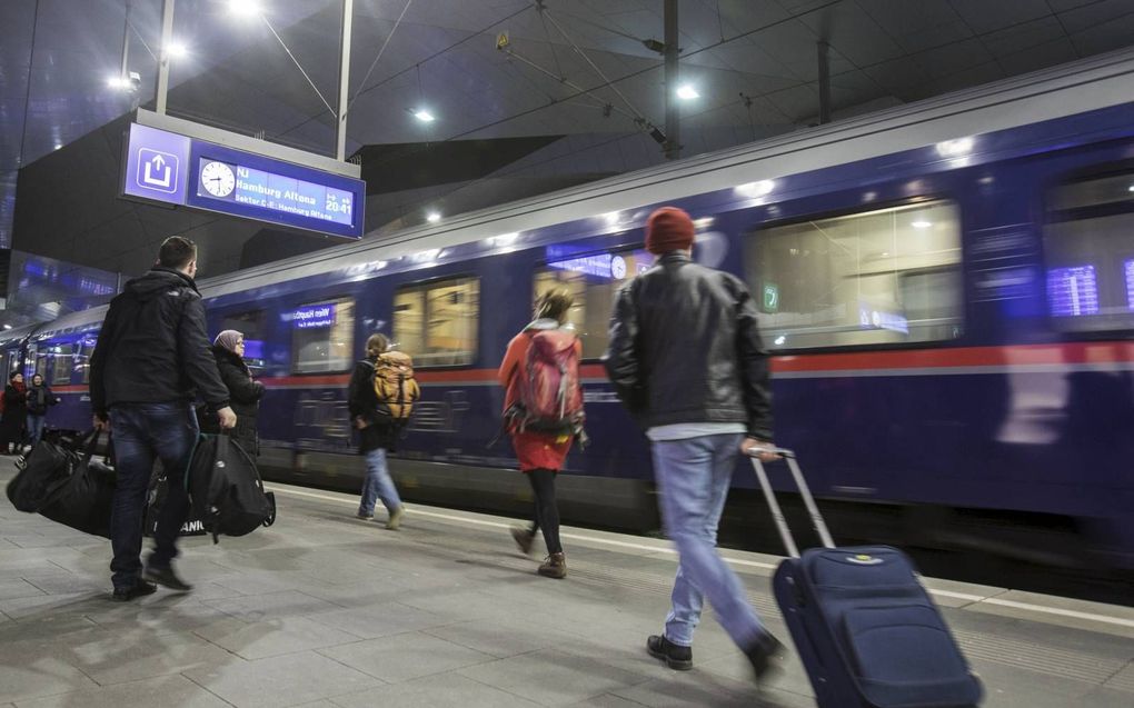 De Nightjet-trein  voor het traject van Wenen (Oostenrijk) naar Hamburg (Duitsland) arriveert op het centraal station Wenen in 2019. beeld AFP, Alex Halada