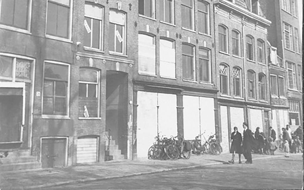 Een woning aan het Jonas Daniël Meyerplein, juli 1944. De gemeente liet houten platen tegen de Joodse huizen spijkeren om diefstal tegen te gaan. De kosten hiervoor vorderde de gemeente Amsterdam na de oorlog op teruggekeerde Joodse eigenaren terug. beeld BeeldbankWO2