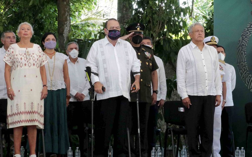 De Mexicaanse president Andres Manuel Lopez Obrador (r.) tijdens een bijeenkomst waarin hij excuses maakte voor de behandeling van de inheemse Maya-bevolking. beeld AFP