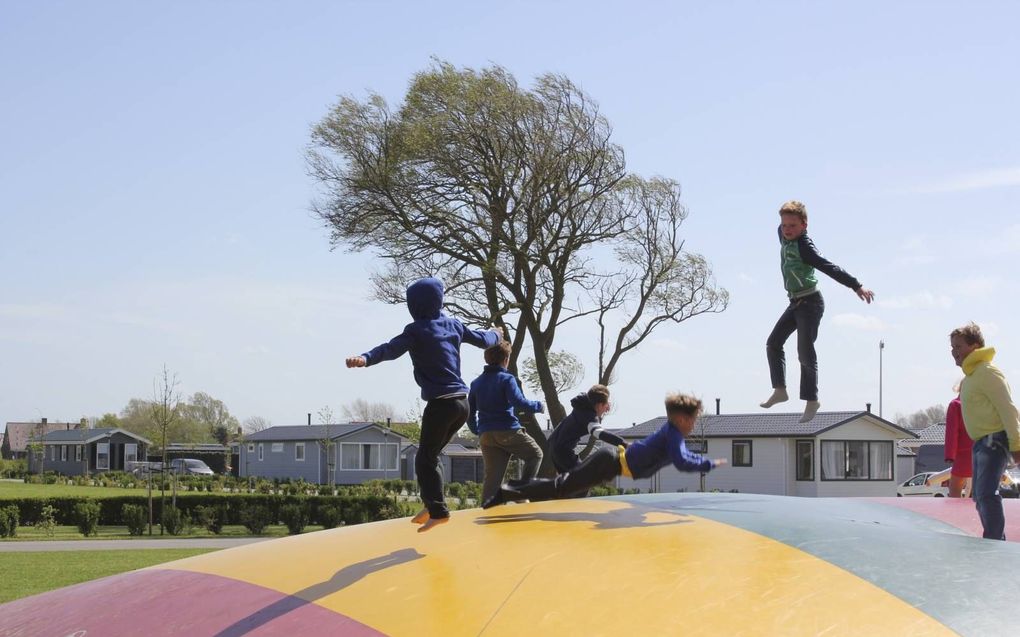 Speelpret op camping Schoolzicht in Aagtekerke. Het aantal boekingen voor een plaats op de Zeeuwse camping in de zomer van 2021 ligt fors hoger dan anders. beeld RD