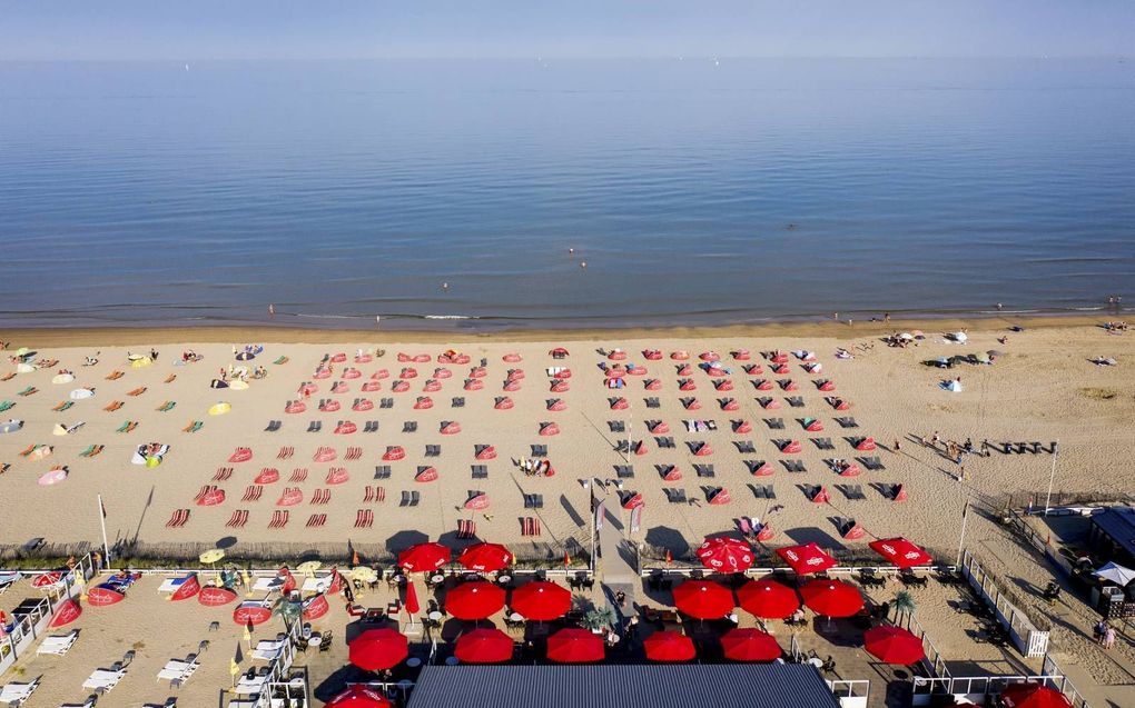 Een toeristisch tripje naar het buitenland zit er nu nog niet in. Of dat in de zomer mogelijk wordt, is nog niet duidelijk. Foto: Zandvoort aan de Zee. beeld ANP, Sem van der Wal