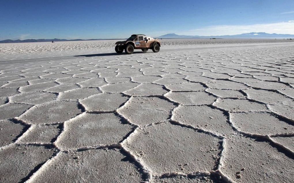 ’s Werelds grootste zoutvlakte in Bolivia –een kwart van Nederland– is ook rijk aan lithium. Zo’n 9 miljoen ton van dit metaal zou zich onder het immense zoutoppervlak bevinden. beeld AFP, Martin Alipaz