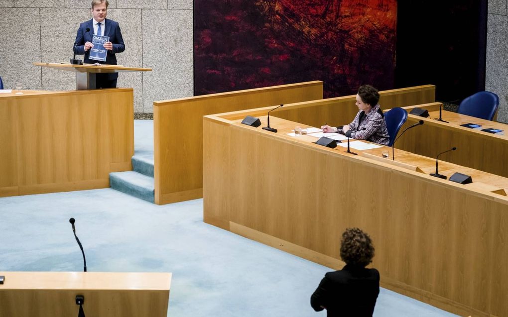 Pieter Omtzigt (CDA), Staatssecretaris Alexandra van Huffelen van Financën en Renske Leijten (SP) tijdens een debat over het stopzetten van de kinderopvangtoeslag, mei 2020.  beeld ANP, Bart Maat