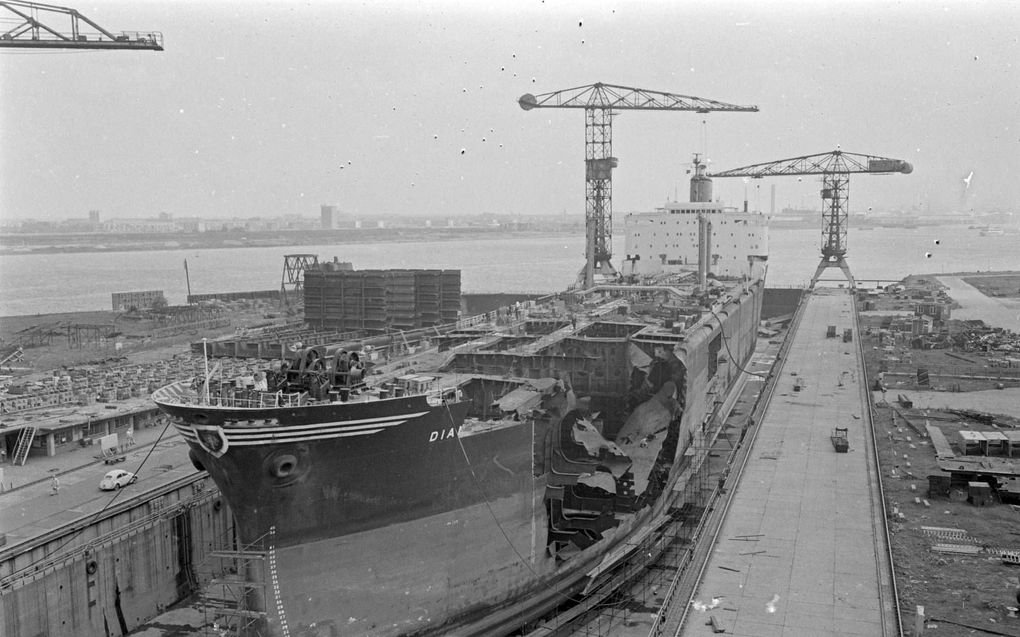 Op de Verolme-werf in Rozenburg wordt in juni 1967 de tanker ”Diane” hersteld die in aanvaring was gekomen met een Duitse kustvaarder. beeld ANP, Dick Coersen