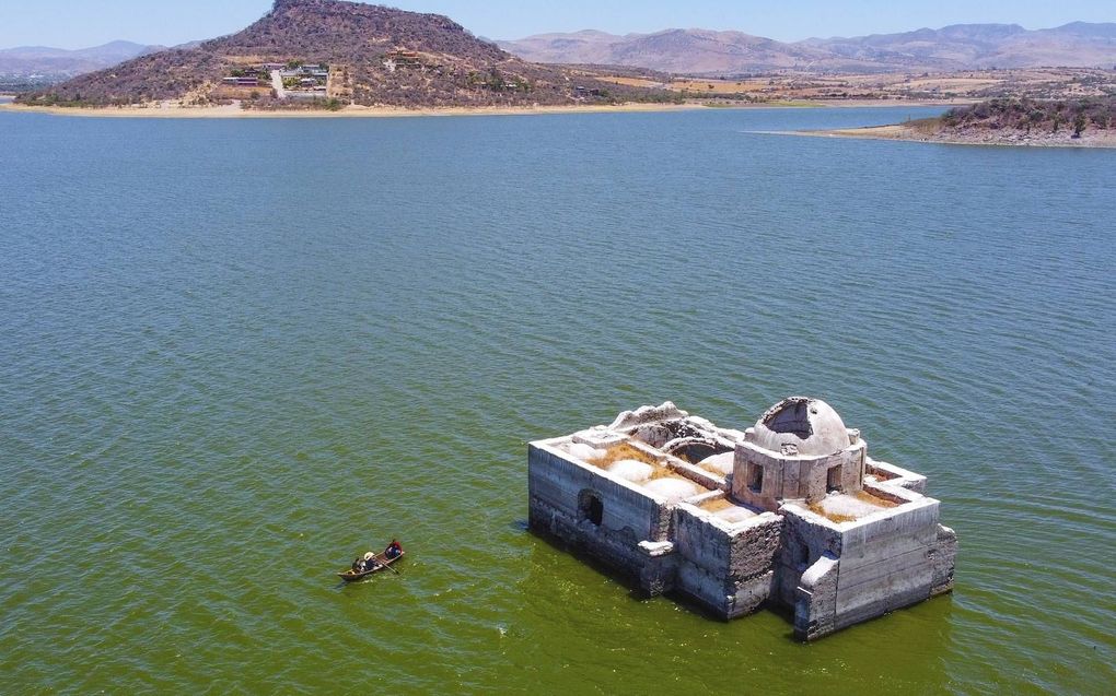 Ruim veertig jaar geleden waren de muren van de ”Tempel van Onze-Lieve-Vrouw van Smarten” uit 1898 voor het laatst zichtbaar in Zangarro, Mexico. De kerk moest in 1979 plaatsmaken voor een stuwmeer, dat de omgeving voor overstromingen moest bewaren. Door aanhoudende hevige droogte in Mexico kwam de kerk in de afgelopen maanden weer boven water. beeld EPA, Luis Ramirez