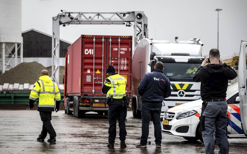 De politie op zoek naar drugs in het havengebied van Oss. beeld ANP, Rob Engelaar