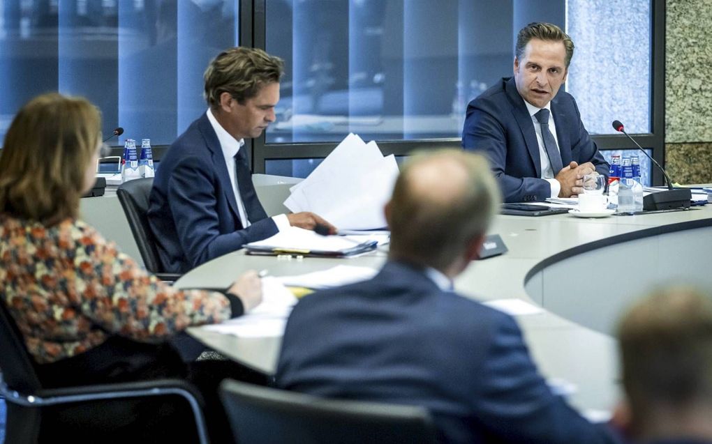 Meer dan 12 uur lang kruiste de Kamer donderdag de degens met zorgminister Hugo de Jonge (r.) over de invoering van de testwet. beeld ANP, Remko de Waal