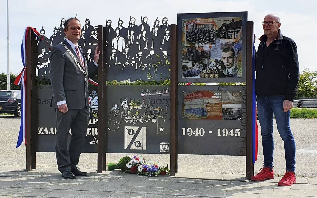 De onthulling van het paneel. Links burgemeester Bram van Hemmen van gemeente Hoeksche Waard, rechts kunstenaar Jaap Reedijk. beeld Conno Bochoven