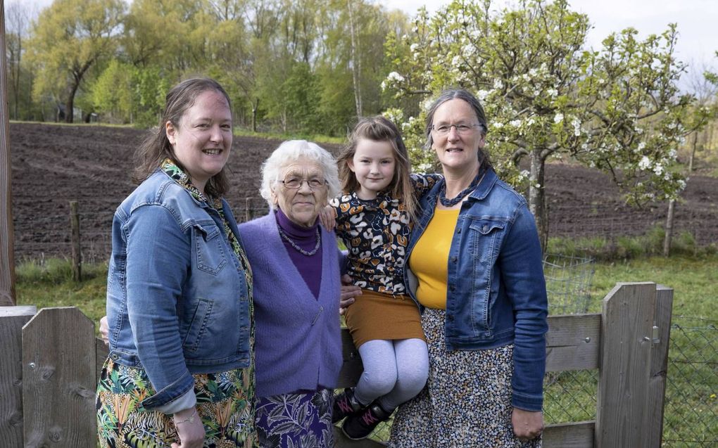 Vier generaties in Bennekom. V.l.n.r.: Willianne van Dodeweerd, Willy Torenvliet, Eline van Dodeweerd en Wietske van Eckeveld. beeld RD, Anton Dommerholt