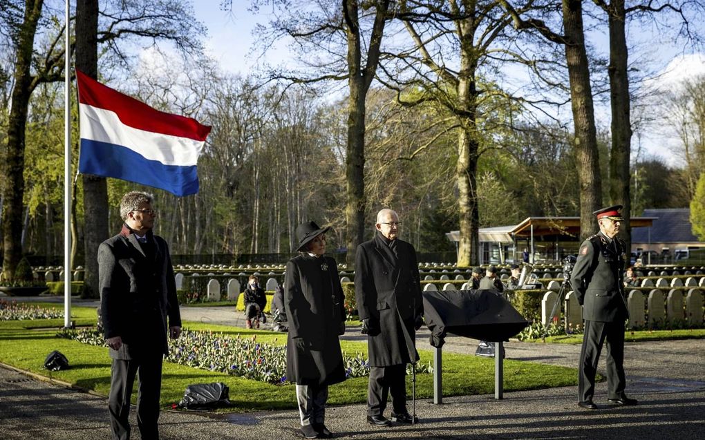 Prinses Margriet en prof. mr. Pieter van Vollenhoven op 4 mei op het Militair Ereveld Grebbeberg. Derde van rechts: prins Pieter-Christiaan. Plechtigheid zonder publiek. beeld ANP, Sem van der Wal