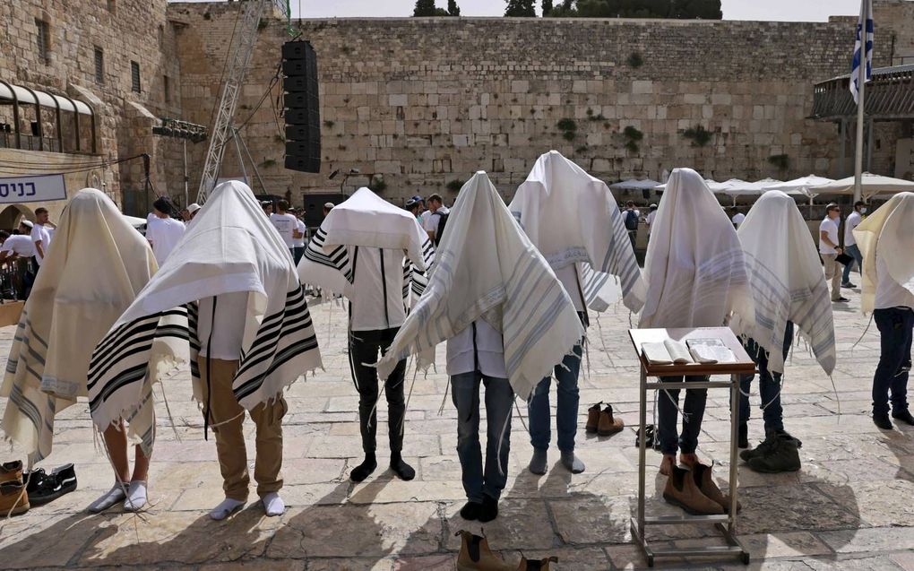 Bij de Klaagmuur in Jeruzalem verzamelden zich maandagmorgen honderden Joden om te bidden ter gelegenheid van Jeruzalem Dag. beeld AFP, Menahem Kahana