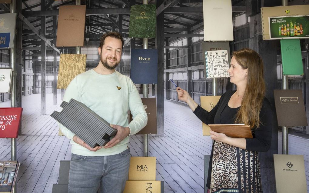 Flexibinder Jacob van Loon en zijn vrouw. Minder huwelijken betekent ook minder inbinden van menukaarten. beeld RD, Henk Visscher