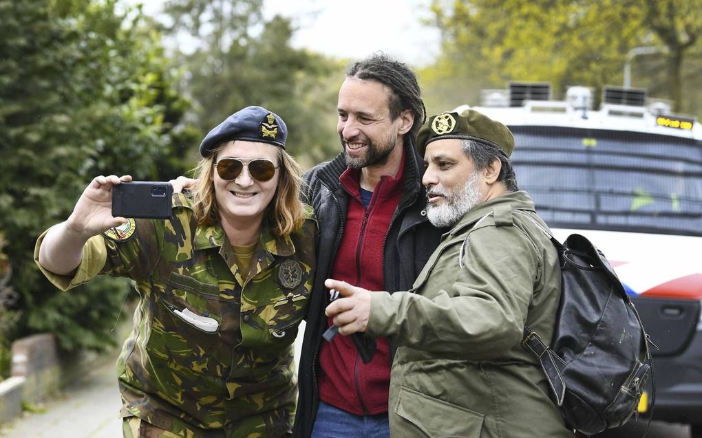 Willem Engel van actiegroep Viruswaarheid, criticus van het coronabeleid, ging zaterdag met andere deelnemers op de foto tijdens de zogeheten saamhorigheidsmars in Barneveld. beeld ANP