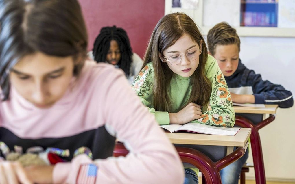 Leerlingen buigen zich over de centrale eindtoets. Scholen krijgen door onder andere de eindtoets zicht op de leerachterstanden van leerlingen. beeld ANP, Lex van Lieshout