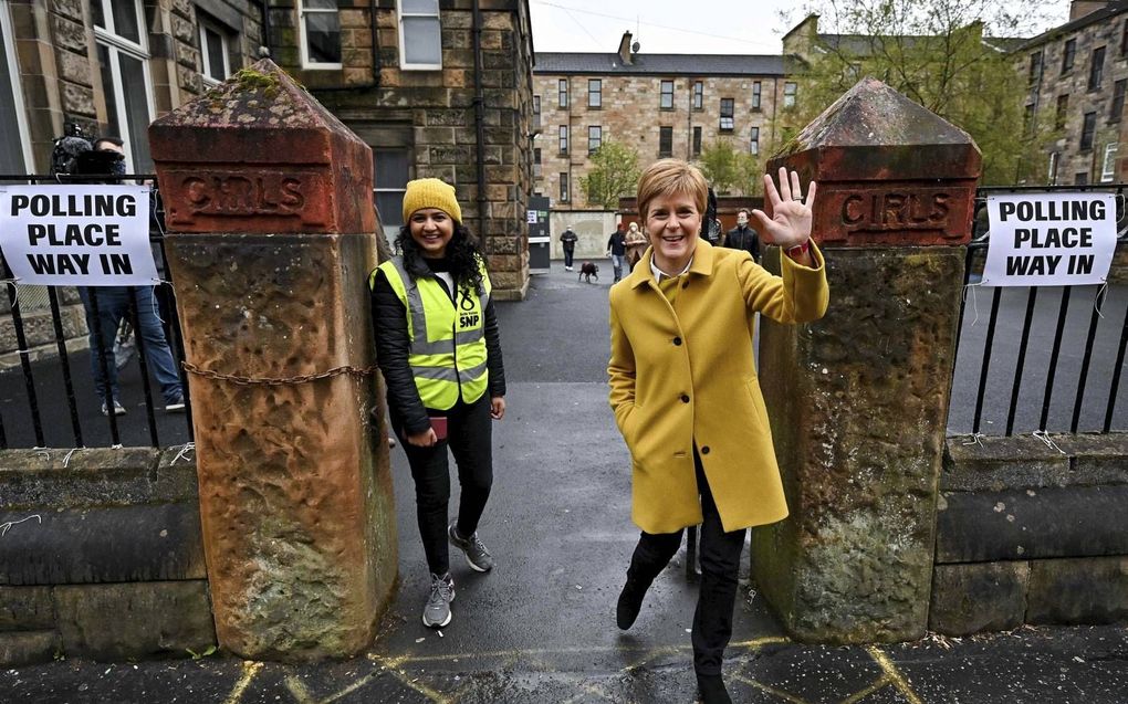 SNP-leider Nicola Sturgeon (r.) op de dag van de Schotse parlementsverkiezingen. beeld AFP, Jeff J Mitchell