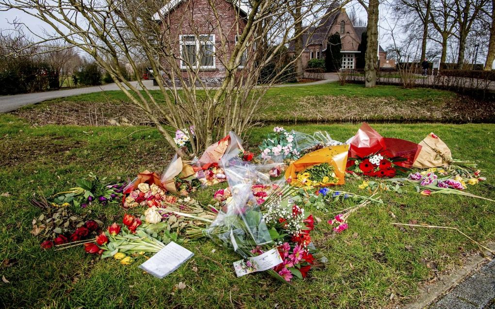 Complotdenkers legden bloemen op begraafplaats Vredehof in Bodegraven.  beeld ANP, Robin Utrecht