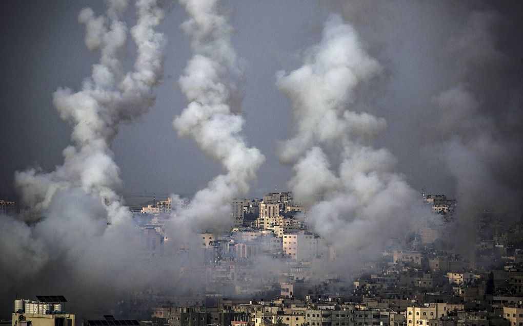 Boven de Gazastrook waren maandagmiddag en dinsdagmorgen talloze rooksporen te zien van raketten die Palestijnse terroristen op Israël afschoten. beeld EPA, Mohammed Saber