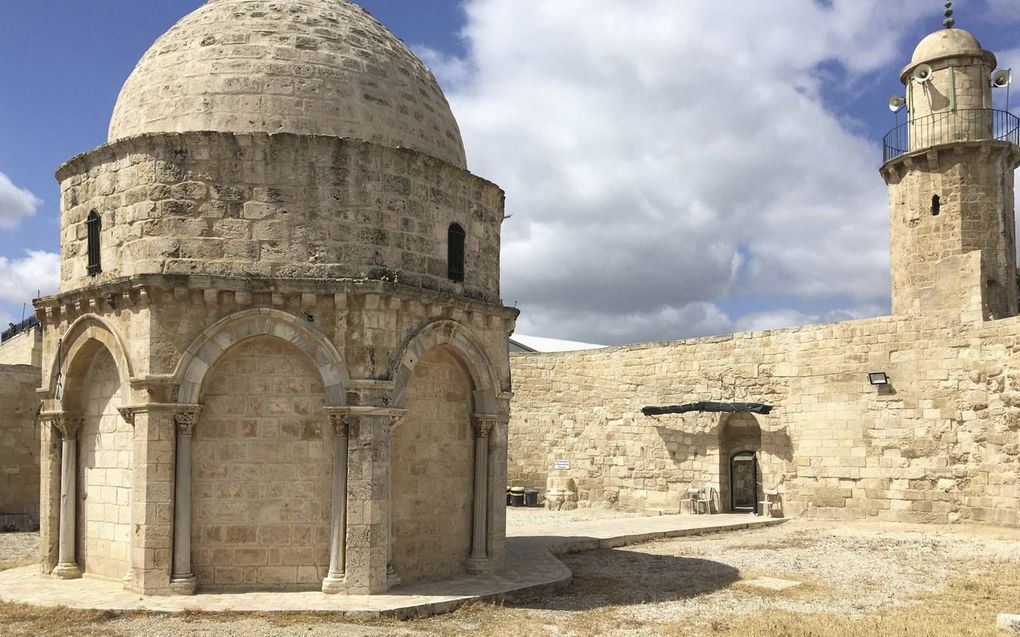 De Hemelvaartskapel in Jeruzalem wordt beheerd door een moslim, omdat de christelijke stromingen elkaar betwisten. beeld Albert Groothedde