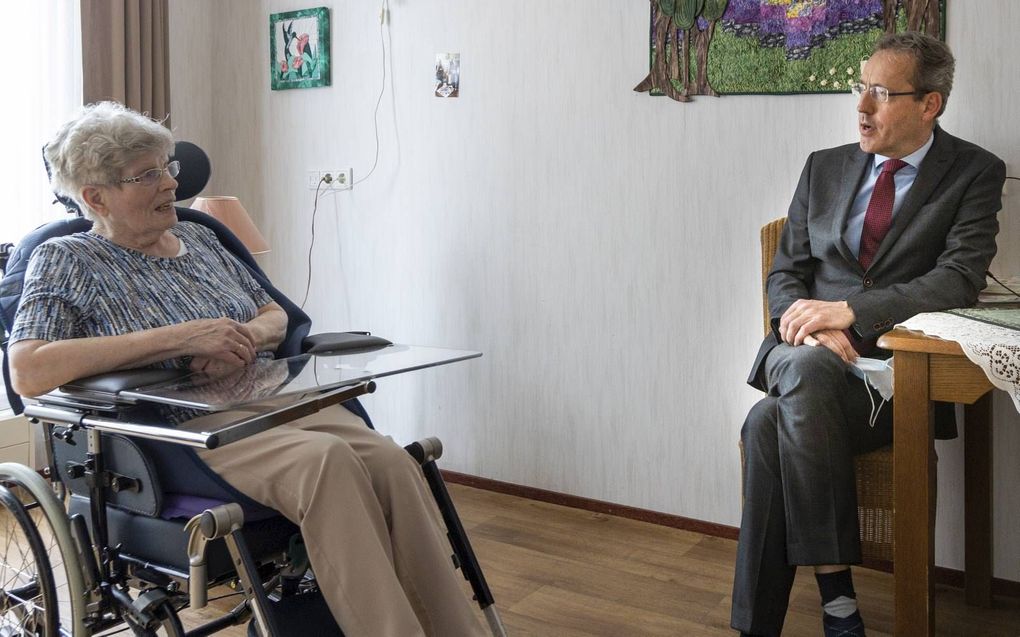 Bestuurder Marco van Hoek in gesprek met een bewoner van Riederborgh. De Ridderkerkse zorgorganisatie bestaat 50 jaar.  beeld RD, Henk Visscher​