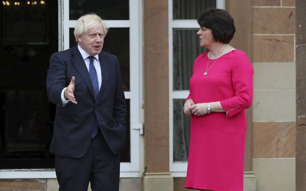 Boris Johnson (l.) en Arlene Foster (r.). beeld AFP, Brian Lawless