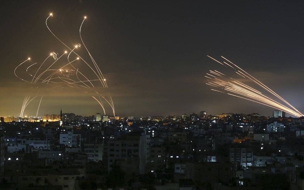 Vanuit de Gazastrook afgevuurde raketten richting Israël, vrijdag. Israël reageert met bombardementen op Gaza. beeld AFP, Anas Baba