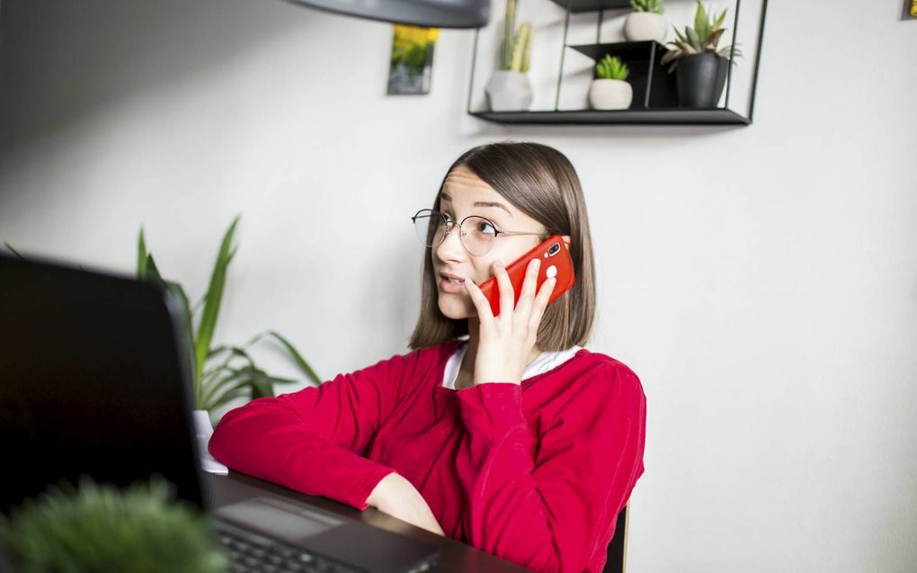 „De telefoon is snel gepakt en een appje snel gestuurd.” beeld iStock