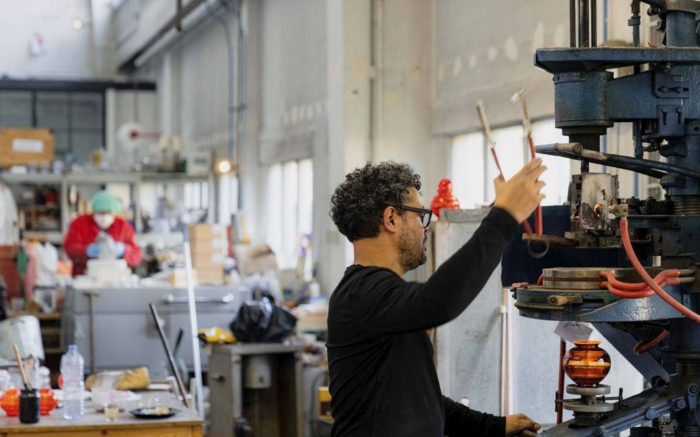 Meesterglasblazer Marco Lopulalan maakte een Máximavaasje en een Amaliavaasje. beeld Ben Deiman