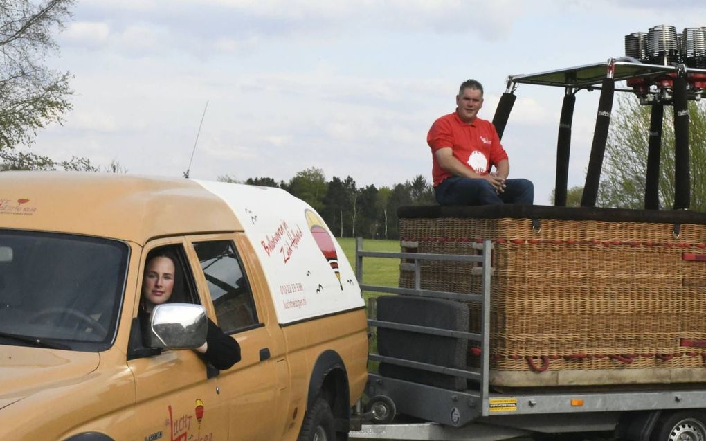 Patrick en Jessica de Bont op weg met een van hun luchtbalonnen. Ze  hopen deze maand weer de lucht in te kunnen. beeld Theo Haerkens