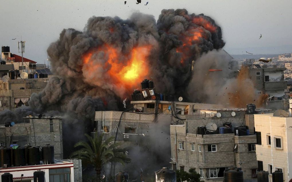 Beeld van een Israëlische aanval op terreurgroepen in de Gazastrook. De Israëlische luchtmacht heeft met 160 jachtvliegtuigen het tunnelstelsel van Hamas in de Gazastrook verwoest.  beeld AFP, Bashar Talab