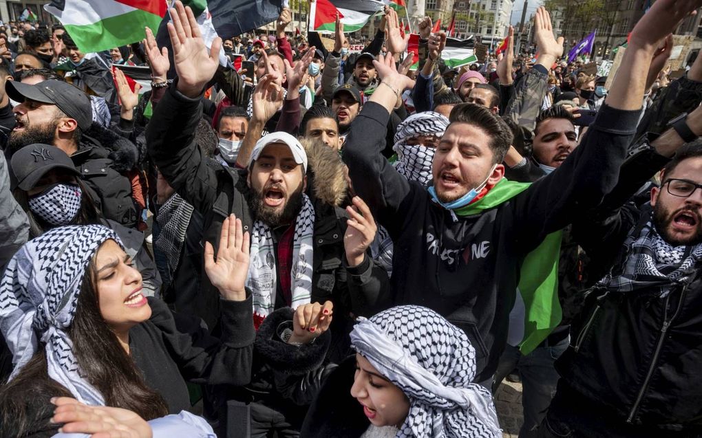 Actievoerders op de Dam tonen hun solidariteit met het Palestijnse volk. beeld ANP, Evert Elzinga