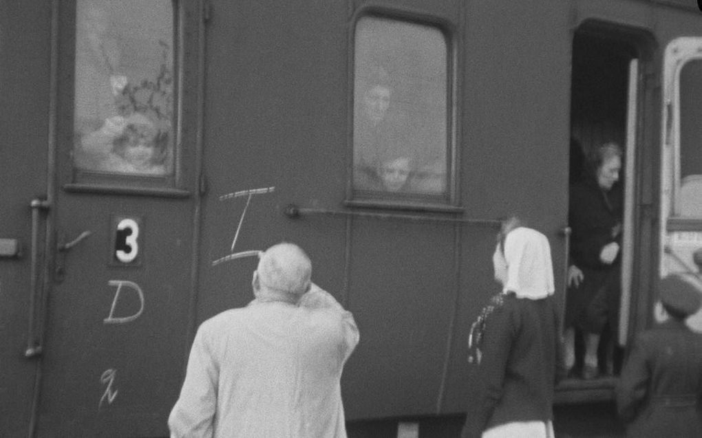 Een verpleegster op het perron van Kamp Westerbork heeft een laatste oogcontact met Marcus Degen en zijn moeder, achter het rechterraam, kort voordat de trein vertrekt. beeld RD