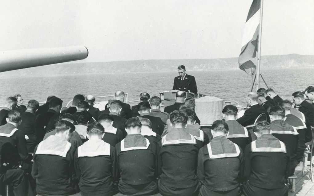 Het bijwonen van de kerkdiensten aan boord van een marineschip was tot in de jaren zestig verplicht. beeld collectie NIMH