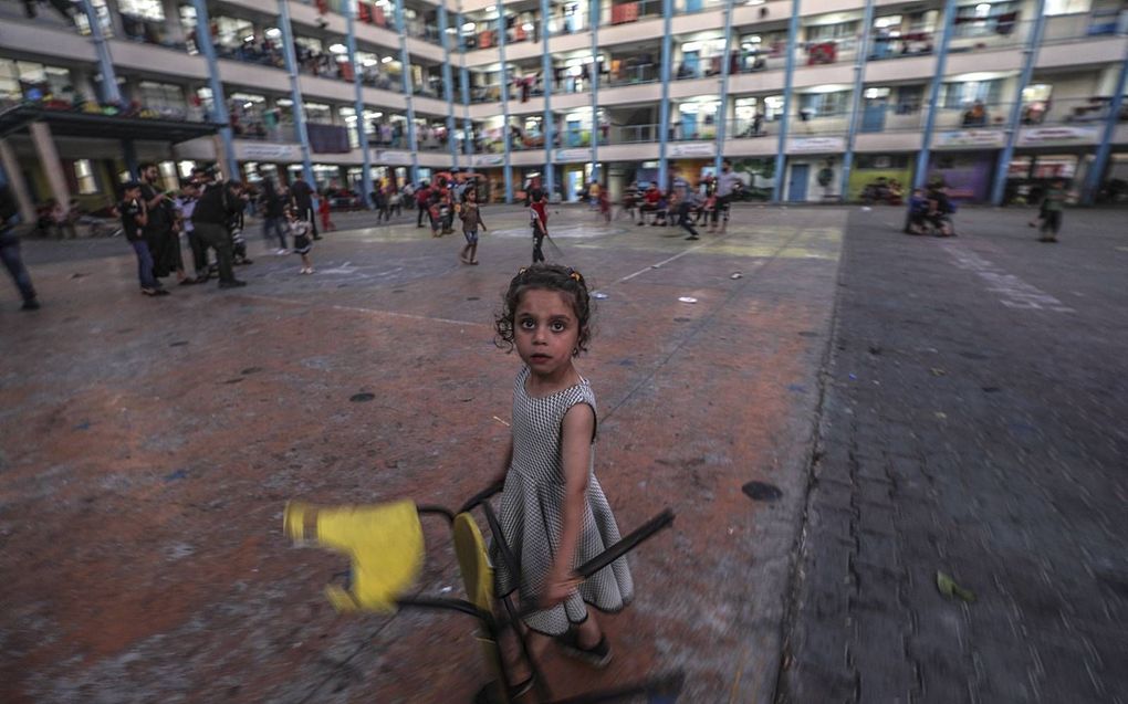 Een Palestijns meisje verblijft met haar familie in een school van de Verenigde Naties in Gaza. Veel Palestijnen zijn hun huizen ontvlucht om een goed heenkomen te zoeken voor het geweld. beeld EPA, Mohammed Saber