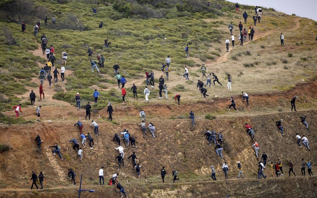 Migranten op weg naar de Spaanse enclave Ceuta. beeld AFP, Fadel Senna