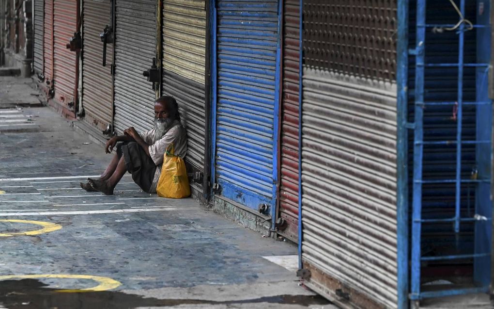 Als gevolg van hoge coronacijfers zijn veel winkels in India dicht en is er bijna niemand op straat. beeld AFP, Prakash Sing