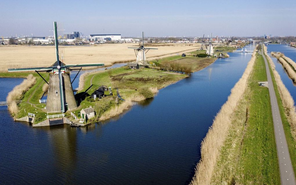 De gemeenteraad van Alblasserdam is het niet eens over zondagse ritten van een shuttle die toeristen naar de molens in Kinderdijk vervoert. beeld ANP, Sem van der Wal